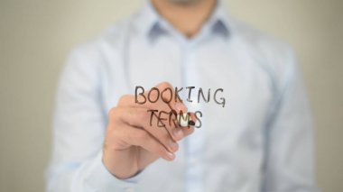 Rezervasyon şartları, şeffaf ekranda yazma adam