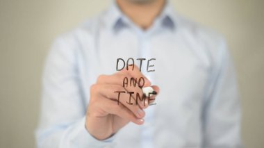 Tarih ve saat, şeffaf ekranda yazma adam
