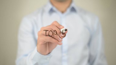 Top 5, şeffaf ekranda yazma adam