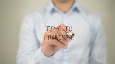 Zaman için Franschise, şeffaf ekranda yazma adam