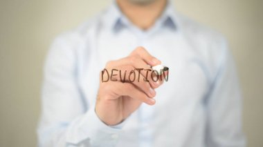 Özveri, şeffaf ekranda yazma adam