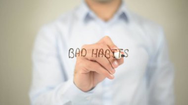 Kötü alışkanlıklar, şeffaf ekranda yazma adam