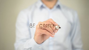 Olmak minnettar, şeffaf ekranda yazma adam