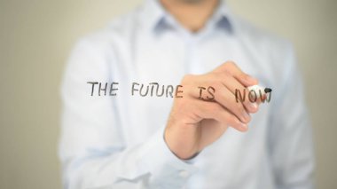 Gelecek şimdi, şeffaf ekranda yazma adamdır