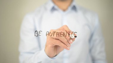 Otantik ol, Saydam Ekranda Yazan Adam