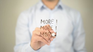 Daha fazla daha fazla daha, adam şeffaf ekranda yazma