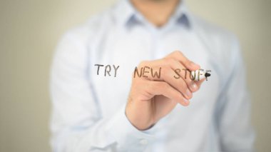 Yeni şeyler, adam şeffaf ekranda yazma deneyin