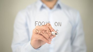 Odak üzerinde başarı, şeffaf ekranda yazma adam