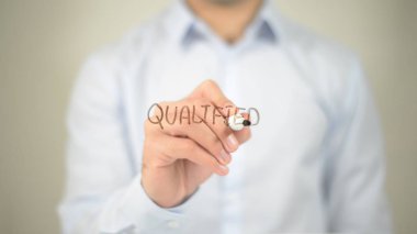 Nitelikli, şeffaf ekranda yazma adam