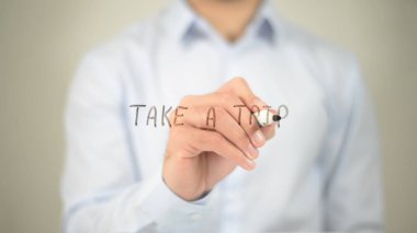 Seyahate şeffaf ekranda yazma adam