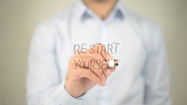 Kendini adam şeffaf ekranda yazma yeniden başlatın