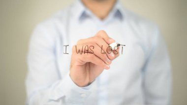 Ben kayıp oldu, şeffaf ekranda yazma adam