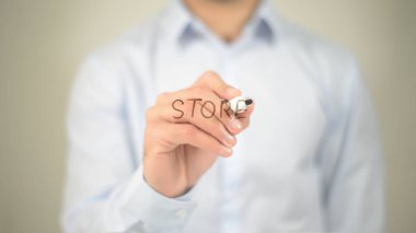 Mağaza, şeffaf ekranda yazma adam