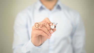 Kalite, şeffaf ekranda yazma adam