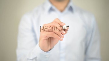 Başlık, şeffaf ekranda yazma adam