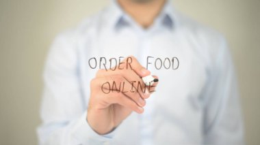 Sipariş yiyecek Online, şeffaf ekranda yazma adam