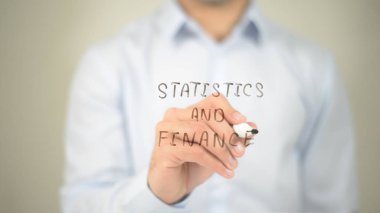 İstatistik ve finans, şeffaf ekranda yazma adam
