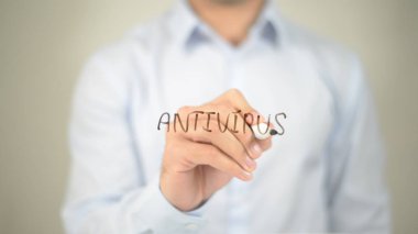 Antivirus, şeffaf ekranda yazma adam