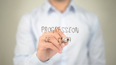 İlerleme fikri, şeffaf ekranda yazma adam