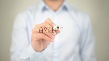 Sanatçı, şeffaf ekranda yazma adam