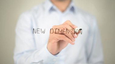 Yeni bir boyut, şeffaf ekranda yazma adam