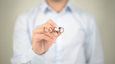 Logo, şeffaf ekranda yazma adam