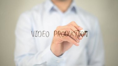 Video prodüksiyon, şeffaf ekranda yazma adam