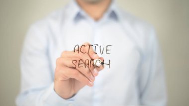 Etkin arama, şeffaf ekranda yazma adam