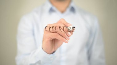 Uzmanlık, şeffaf ekranda yazma adam