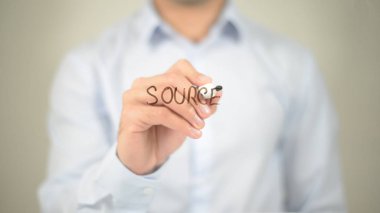 Kaynak, şeffaf ekranda yazma adam