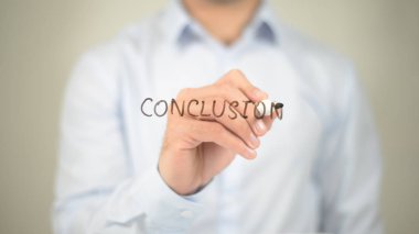 Sonuç, şeffaf ekranda yazma adam