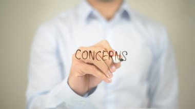 Endişeleri, şeffaf ekranda yazma adam