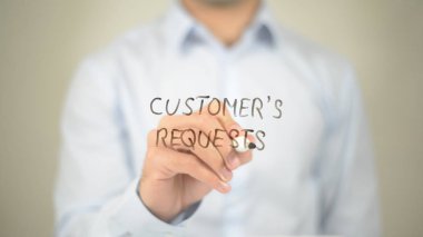 Müşterinin isteği, şeffaf ekranda yazma adam