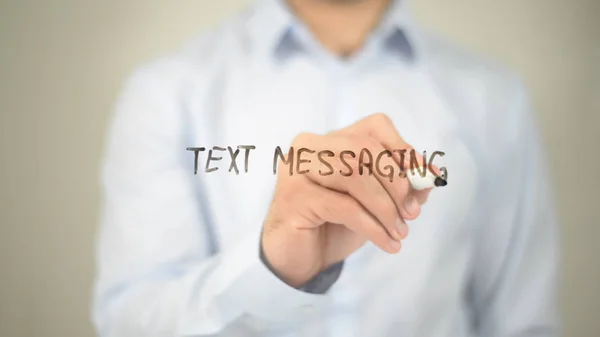 Mensajería de texto, hombre escribiendo en pantalla transparente — Foto de Stock