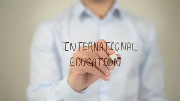 International Education, człowiek pisania na przeźroczysty ekran — Zdjęcie stockowe