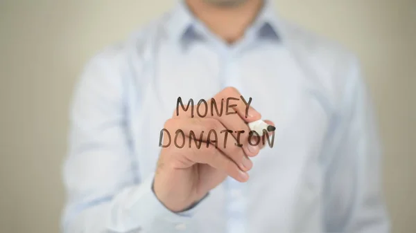 Пожертвування грошей, людина пише на прозорому екрані — стокове фото