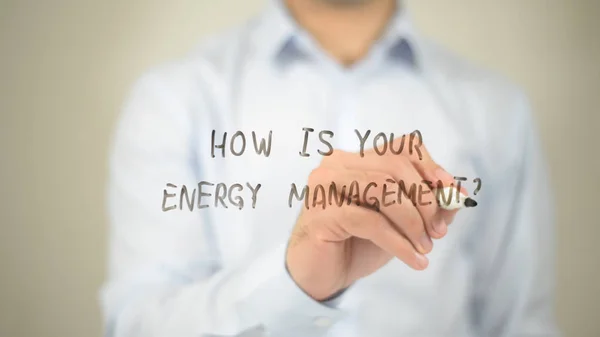 ¿Cómo es su gestión de la energía, hombre escribiendo en pantalla transparente —  Fotos de Stock