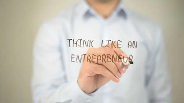 Denken Sie wie ein Unternehmer, ein Mann, der auf transparenter Leinwand schreibt — Stockfoto