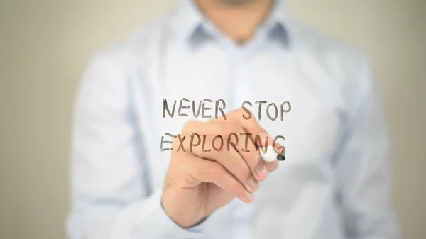 Never Stop Exploring, hombre escribiendo en pantalla transparente — Foto de Stock