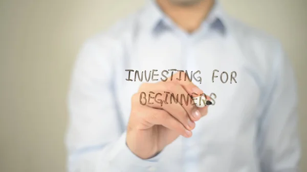 Investir para iniciantes, homem escrevendo na tela transparente — Fotografia de Stock