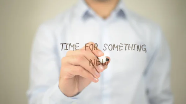 Tempo per qualcosa di nuovo, l'uomo che scrive sullo schermo trasparente — Foto Stock