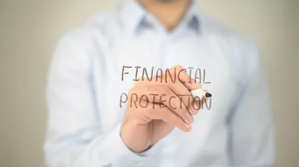 De bescherming van de financiële, de man schrijven op transparante scherm — Stockfoto