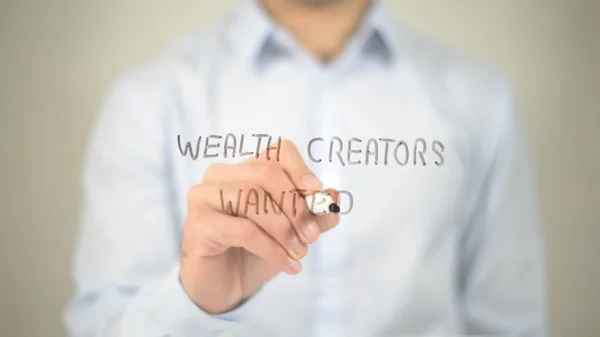 Wealth Creators Wanted, homem escrevendo na tela transparente — Fotografia de Stock