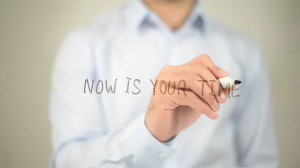 Ora è il vostro tempo, uomo che scrive sullo schermo trasparente — Foto Stock