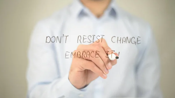 Don't Resist Change Embrace It, uomo che scrive su schermo trasparente — Foto Stock