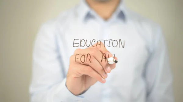 Educazione per tutti, uomo che scrive sullo schermo trasparente — Foto Stock