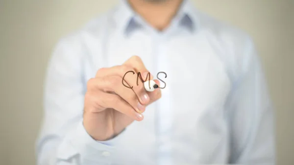 CMS, hombre escribiendo en pantalla transparente — Foto de Stock