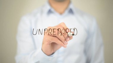 Hazırlıksız, şeffaf ekranda yazma adam