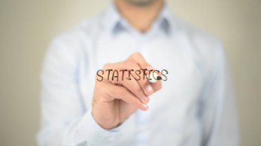 İstatistikler, şeffaf ekranda yazma adam