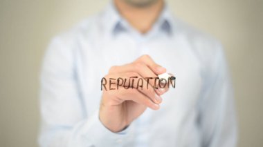 İtibar, şeffaf ekranda yazma adam